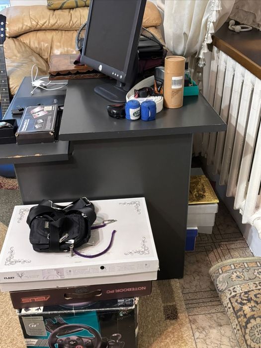 Компьютер и  стол вместе