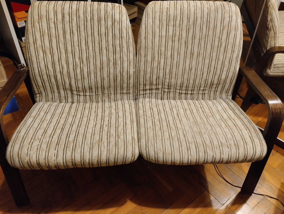 Само лично взимане от място!Канапе двуместно, размер 115/53 см.