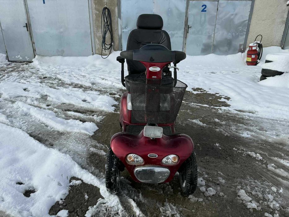 Скутер за трудно подвижни хора или инвалиди