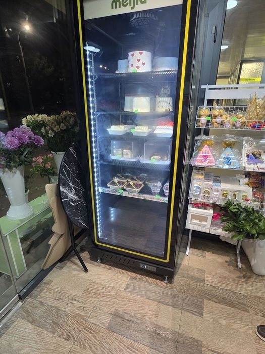Продается витрина холодильник.