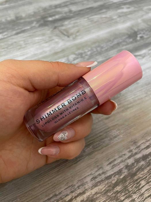 Гланц за устни с бляскав ефект