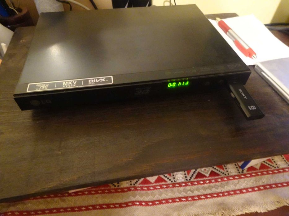 Blu-Ray Player LG BP325, с работещо USB, моля прочети описанието.