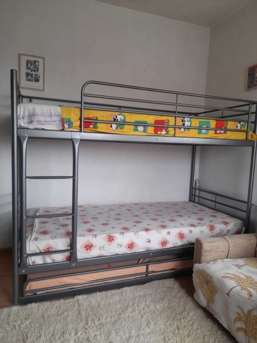 Двуетажно легло с 2 матрака икеа SVARTА