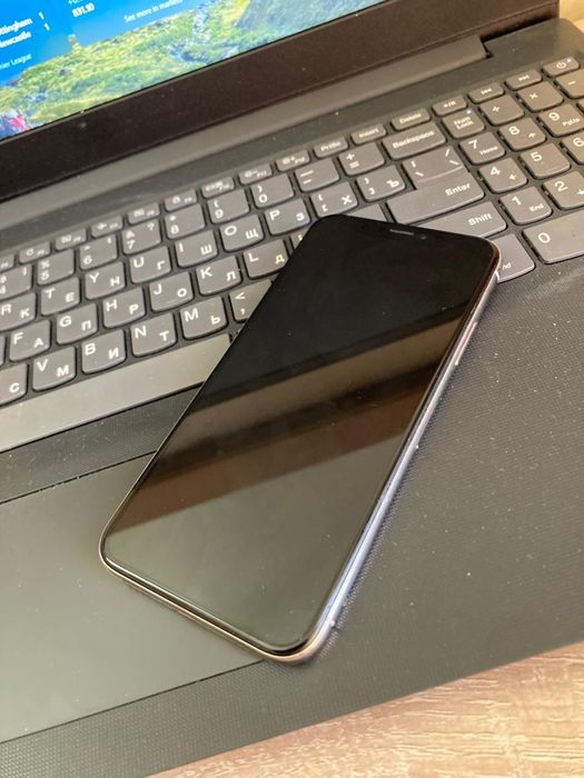 iPhone X | 64GB.
