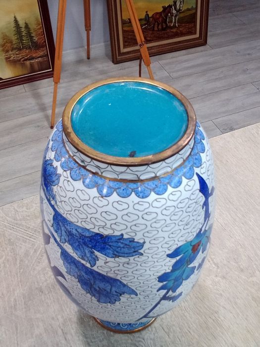Китайска ваза Клоазоне (Cloisonné) – изящна изработка от мед, емайл и позлата (21х11 см)