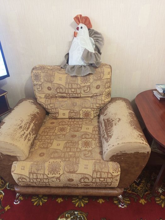 Продам мягкий уголок: диван и 2 кресла.