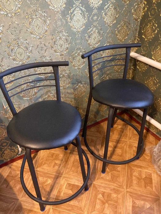 Столы и стулья .