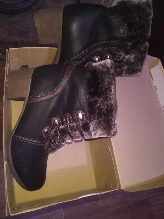 Зимние женские ботинки 41 размера.