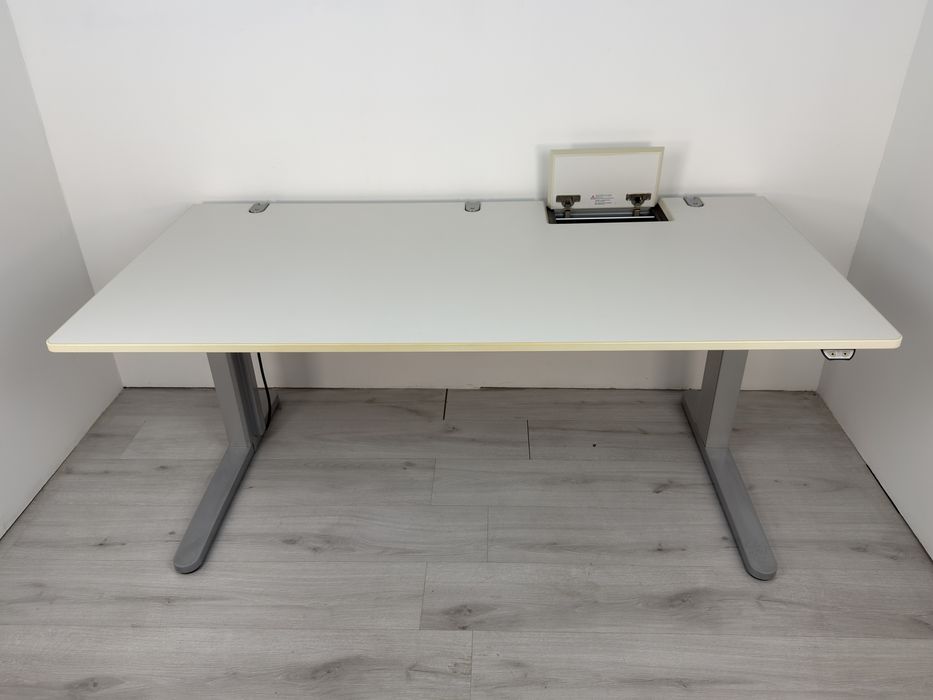 Бяло електрическо бюро с регулируема височина – VS обзавеждане