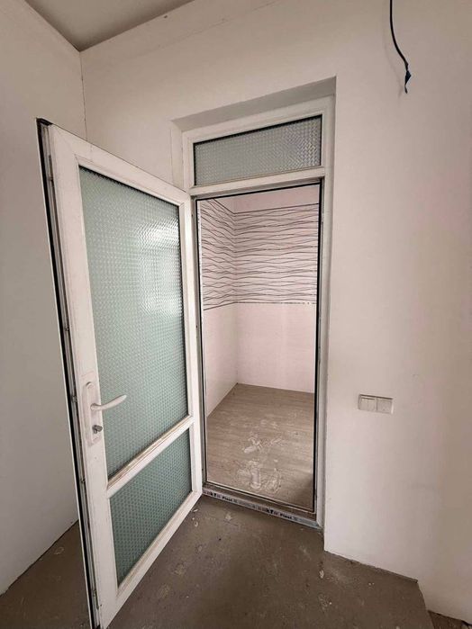 3 каватли 6 сотихли участка сотилади
8 хона 
4 та санузил 
3 уровен 
8