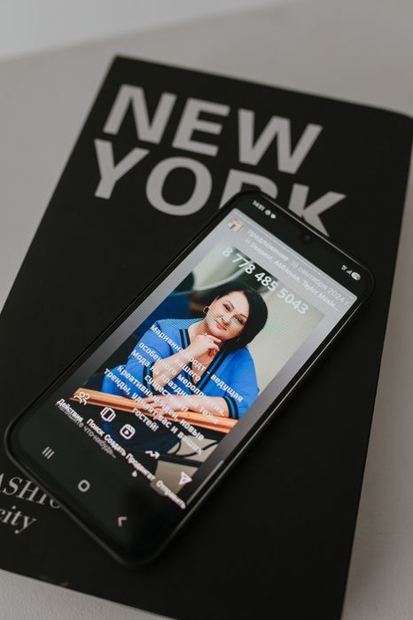 Ведущая , тамада.