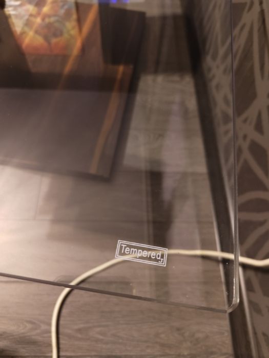 Холна маса със стъкло