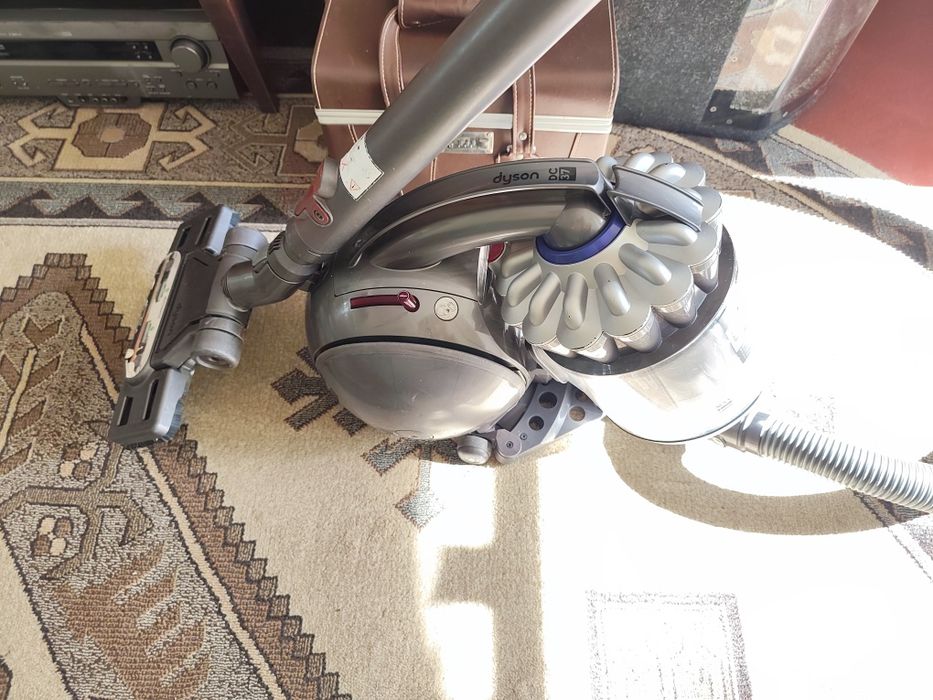 Aspirator fără sac Dyson DC 37