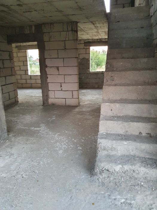 Casa la rosu de vanzare