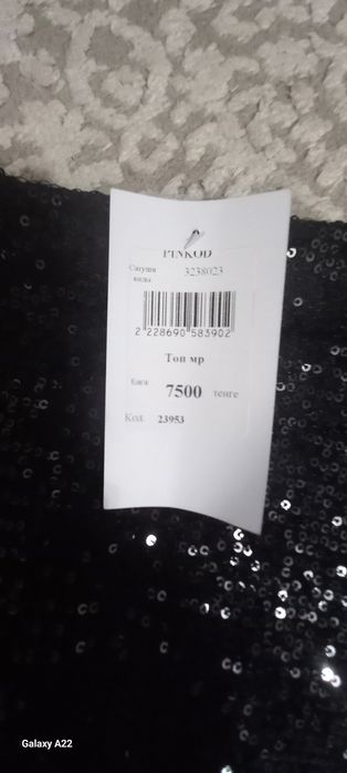Продаю топ,черный с пайетками , новый..