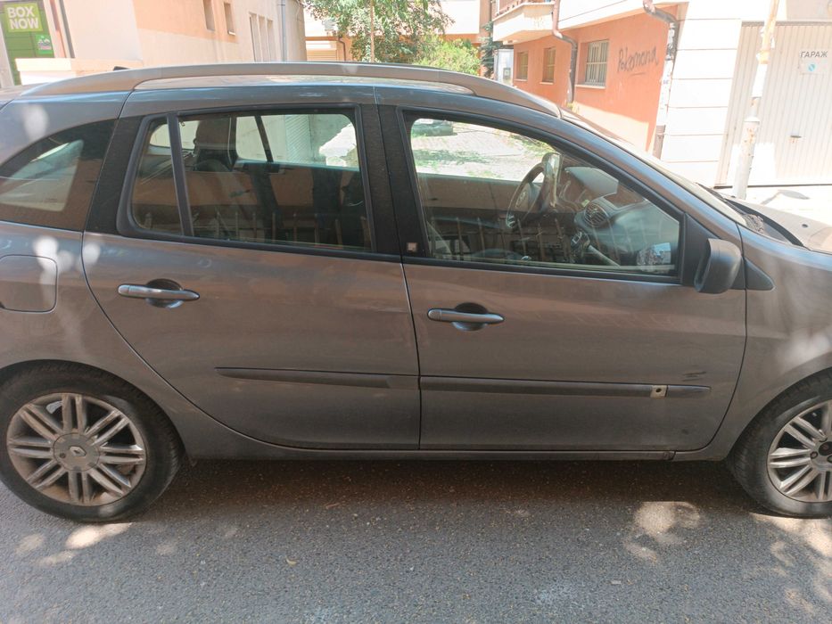 Продавам лек автомобил Рено Клио сив цвят цена 2500ЕВ.тел за връзка 0899953122.наско от гр София