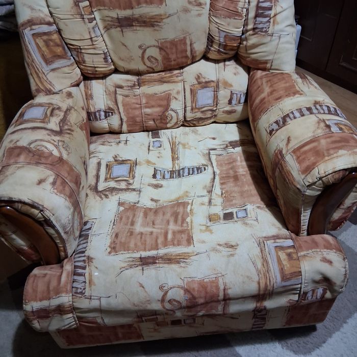 Продавам масивен фотьойл.