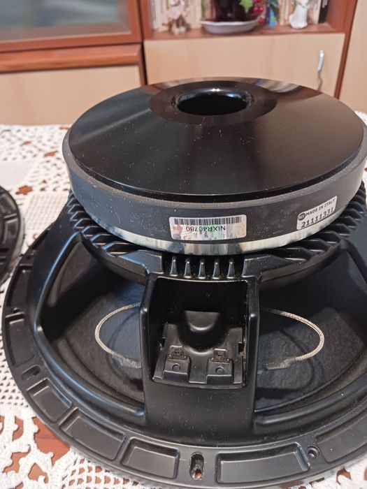 Difuzoare RCF 400 vati 12 toli ca noi și folosesc și în boxe Himax  nu trimit pentru ca sint grele nu risc se dau cu proba