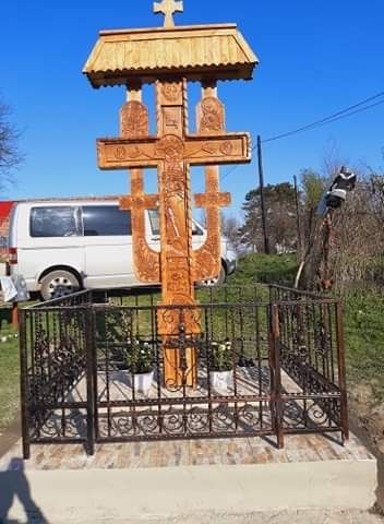 Troita sculptata manual pe lemn  de stejar