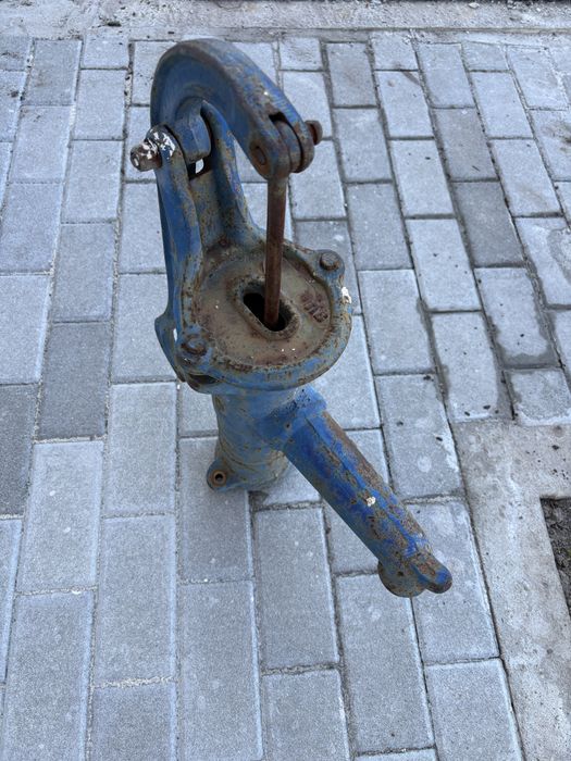 Стара ръчна водна помпа