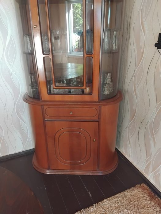 Масивна витрина -орех