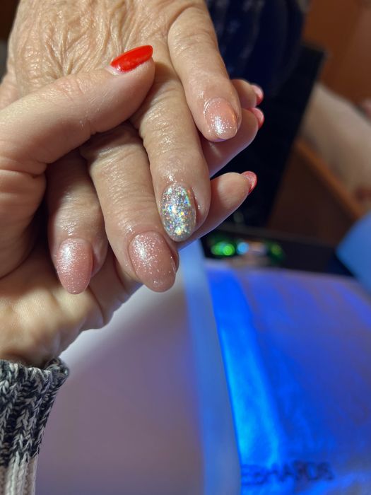 Unghii cu gel/semi CORABIA