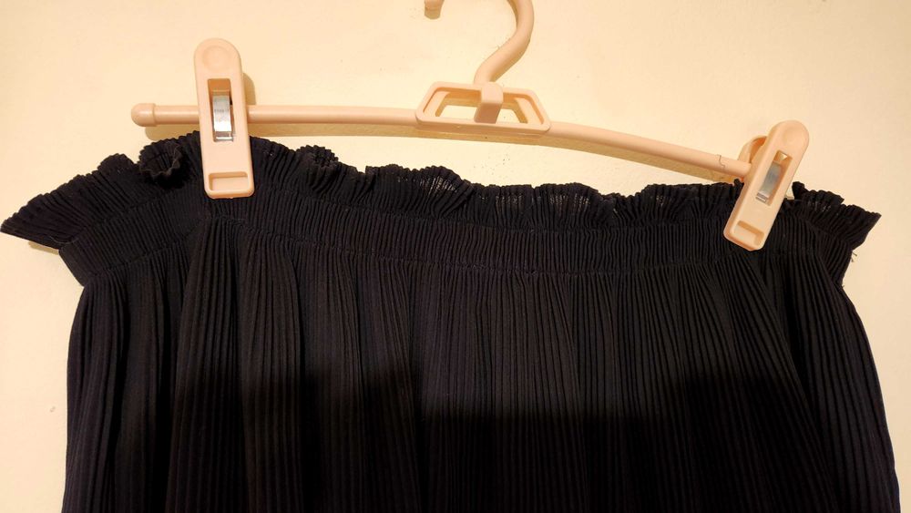 Черна елегантна пола с набори Topshop