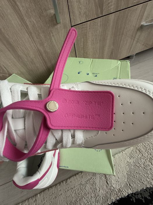 Off White ‘Out of office’ // Premium