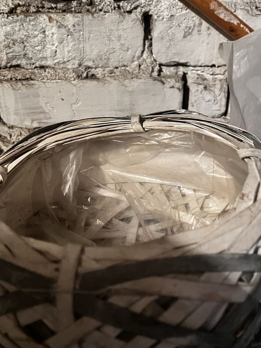 Бяла кашпа от ратан