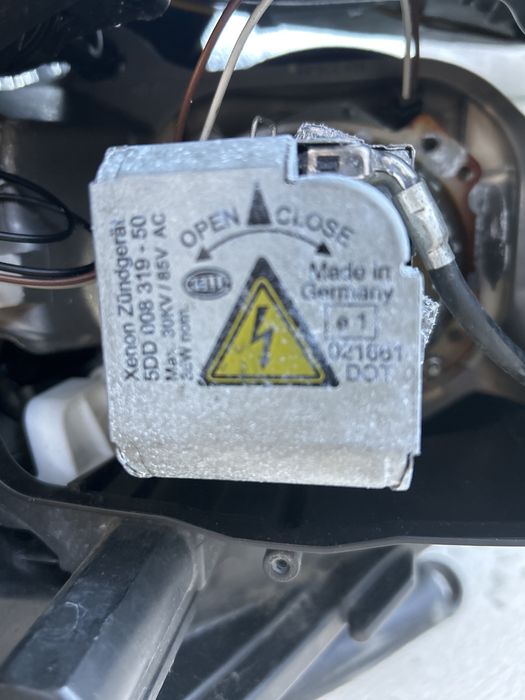 Faruri Xenon Opel Astra H cu mufe incluse .