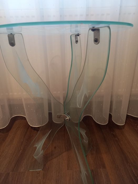 Masuta de sticla cu 3 picioare de sustinere tot din sticla.
Sticla are