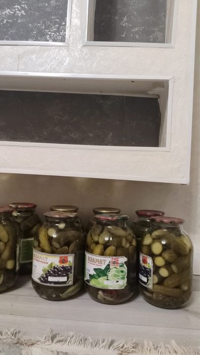 банка томатной с огурцами