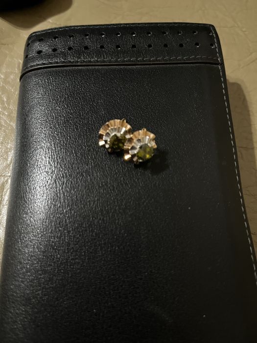 Продам серьги с камнем