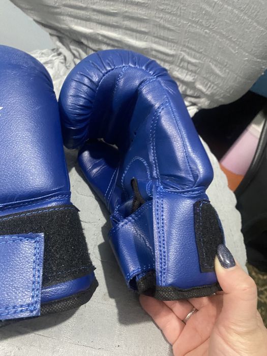 Боксерские перчатки и шлем
