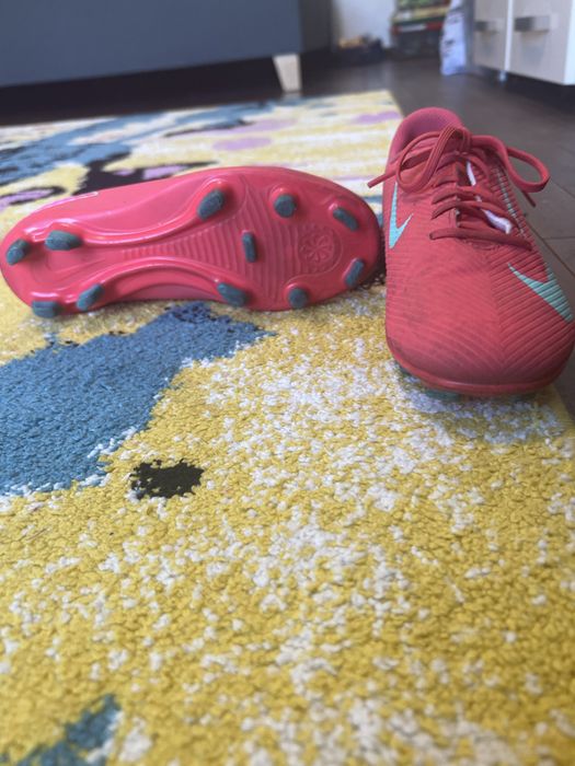 Papuci de fotbal roz cu rosu nike marime 38,5