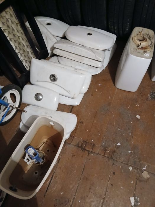 Крышки от бочков унитаза