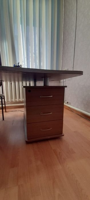 Продается офисный стол