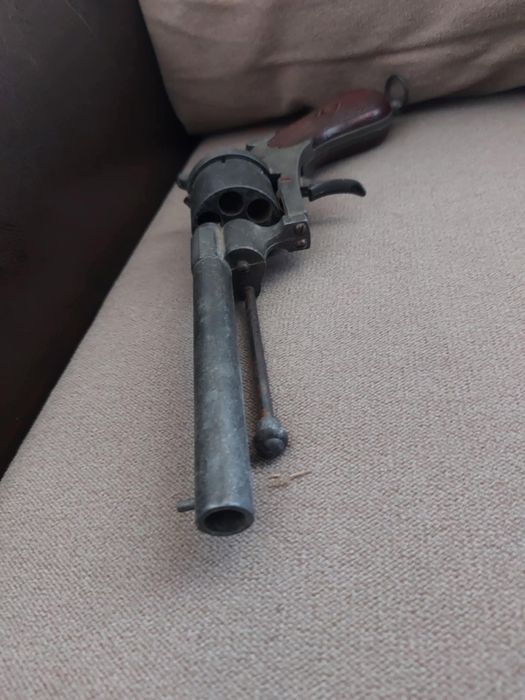 Vând un revolver vechi decorativ