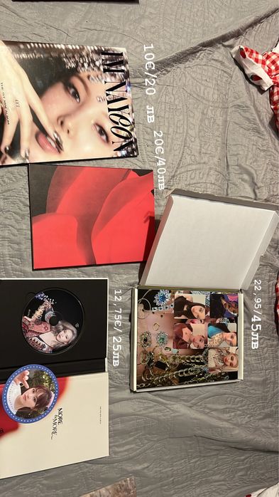 Twice албуми и картички