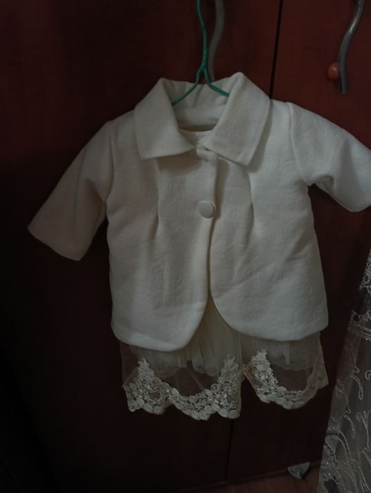 Rochița , palton , prosop , aproape tot ce trebuie pentru botez fetita