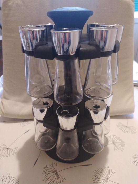 COLE--MASON  Въртящ се на 360град. комплект от 16 съда.за подправки