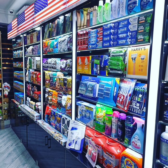 Полки для магазинов и аптек и для других торговых помещений.