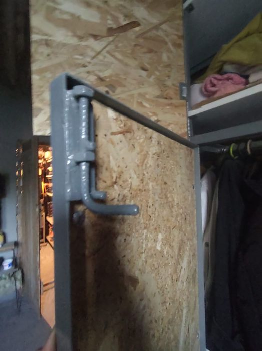 Dulap fier osb și pal  2,60 x 2,00 (nu este tabla) haine sau unelte de lucru
