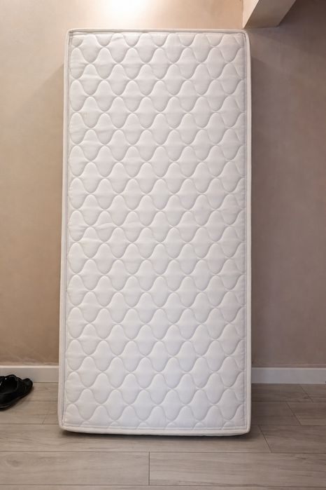 Еднолицев матрак 82/190 с дървена рамка