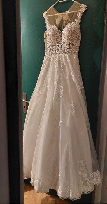 Rochie de mireasă cu trenă lungă