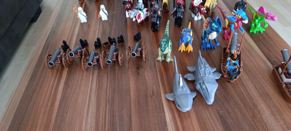 Лот китайско лего над 10 кг и 150  фигурки и екипировка