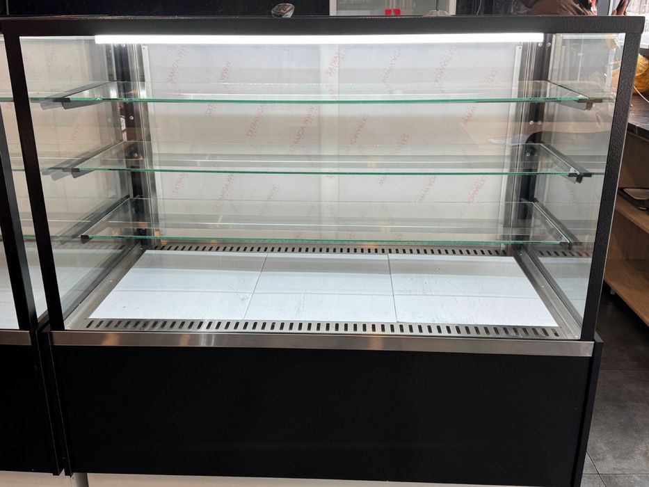 Кондитерская витрина