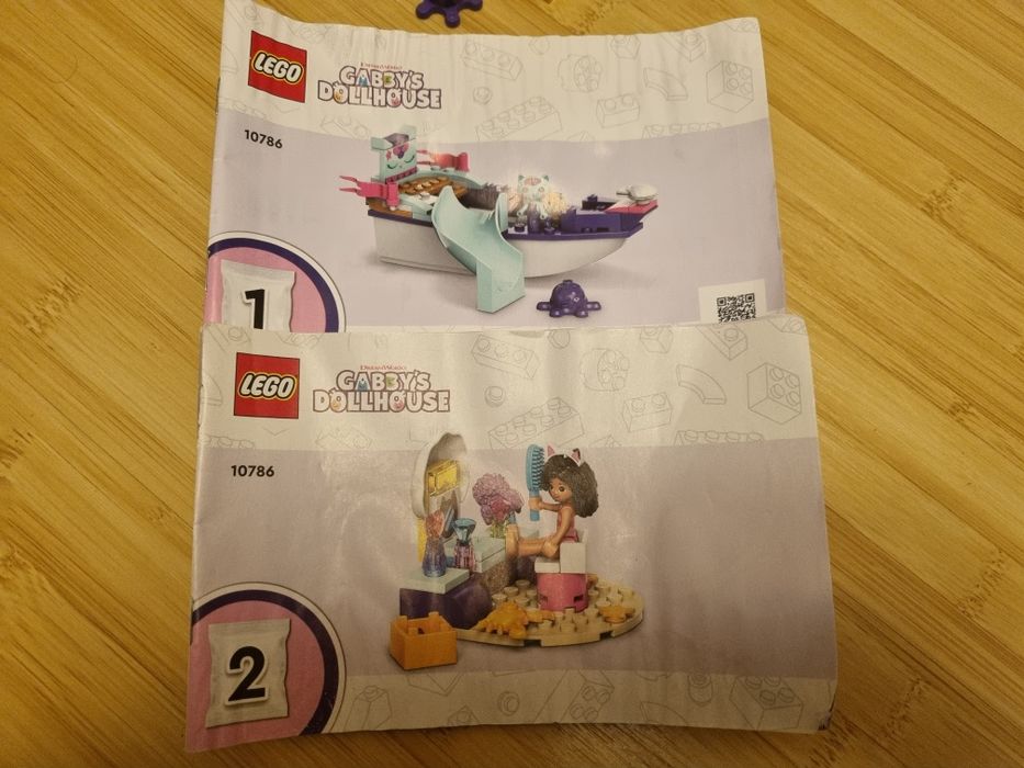 Lego Gabby Dollhouse - Barca de spa a lui Gabby si Pisirena
