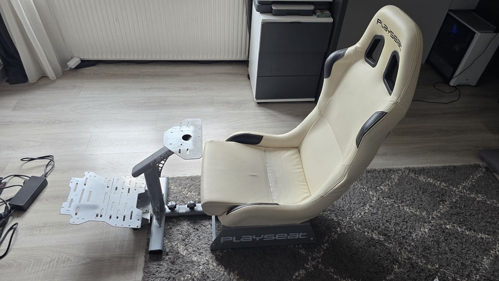 Scaun, cockpit gaming  Playseat Evolution pentru simulator
