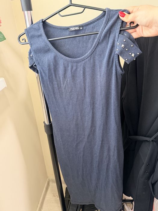 Рокля с падащи ефектни ръкави